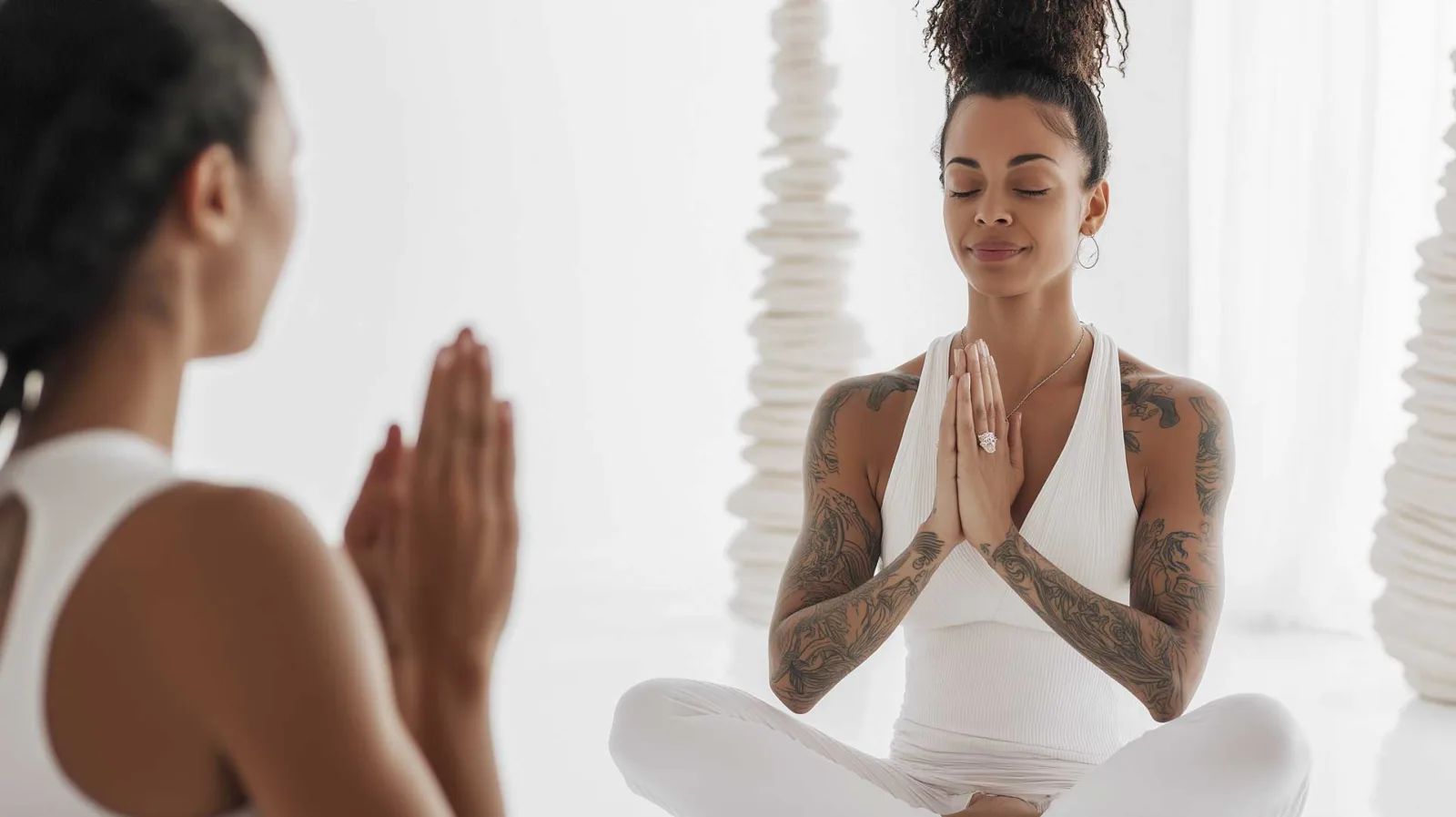 Une personne en méditation, les mains jointes